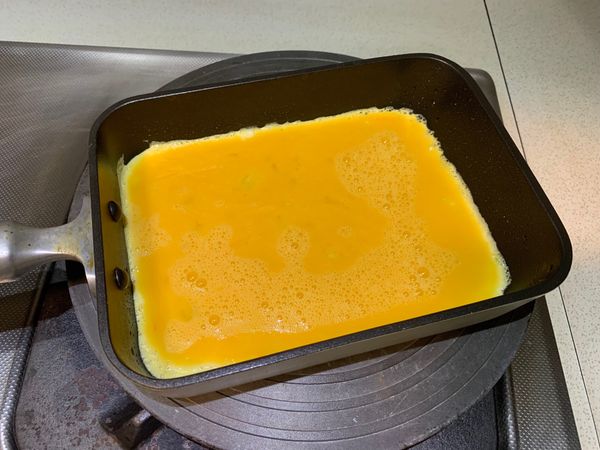 蛋打散加入味霖拌勻
玉子煎鍋熱放油
淋入1/3蛋液