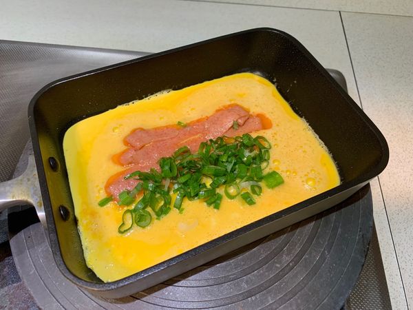 擠上明太子醬並擺上蔥花