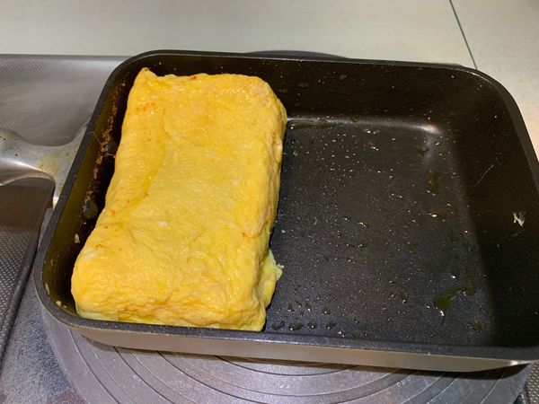 再捲起後
剩餘的1/3蛋液再次重複一次煎法
最後在鍋內用剷子調整蛋型後
（將蛋推移至鍋邊略擠壓讓煎蛋呈90度硬挺感
如此循環讓煎蛋4面蛋型略有硬挺感）