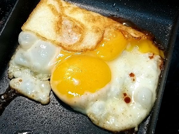 中火煎到蛋白金黃酥香，可以折起外型不美的地方， 今天決定要方形的上桌，因此塑型成長方。

蛋煎好後將醬油大部分嗆入鍋邊沒有菜的地方（蛋上可以淋少許就好），讓醬油直接觸鍋產生醬香氣。

熄火起鍋。