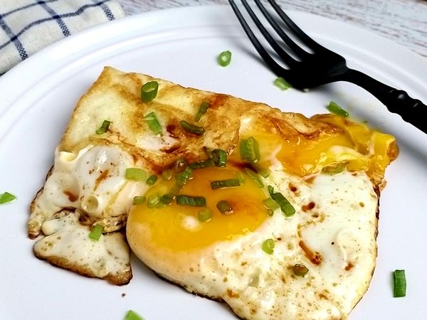 撒上少許蔥花裝飾 就完成了這道自家【嗆鍋蛋】。