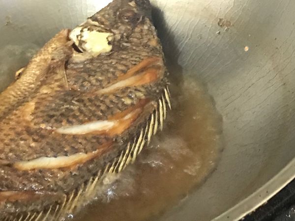 魚肉縫中焦了後，加入水蓋過半之魚以上