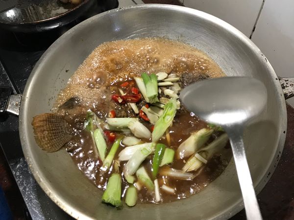 加入配料，慢慢滾，不翻面，可稍微挪動（火侯從頭到尾都不改變）約3-4分鐘