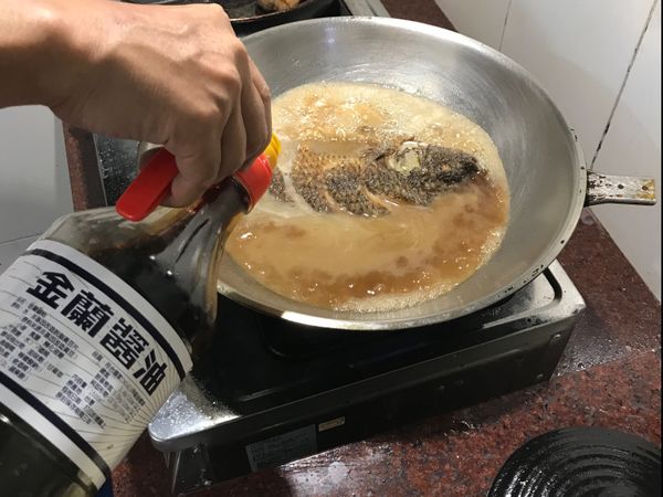 加入醬油，可加入豆油伯醬油或屏科大醬油，開蓋滾，可稍微翻