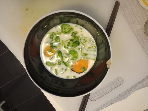 摘下九層塔葉子清洗乾淨，用刀切碎。
把蛋、牛奶、九層塔、鹽巴和白胡椒放進碗裡，用筷子攪拌均勻。