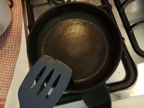 開火熱鍋，倒入葵花油和麻油，讓油均勻的分佈在鍋面。