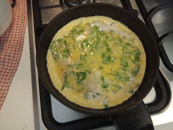 倒入蛋液，保持中火，等蛋液凝固九成。