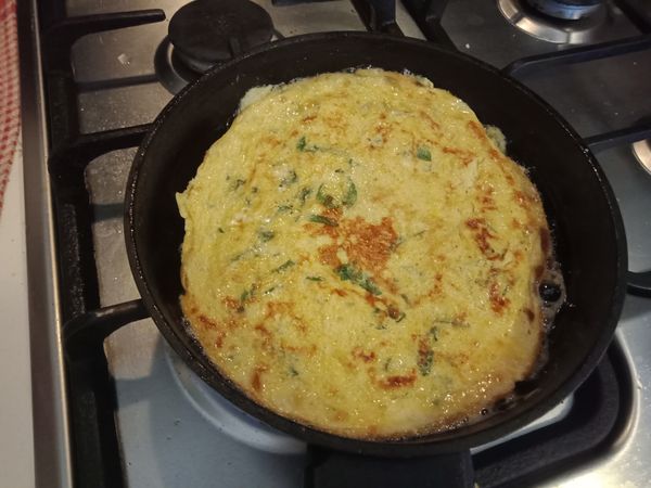 用平鍋鏟翻面，另一面繼續煎。