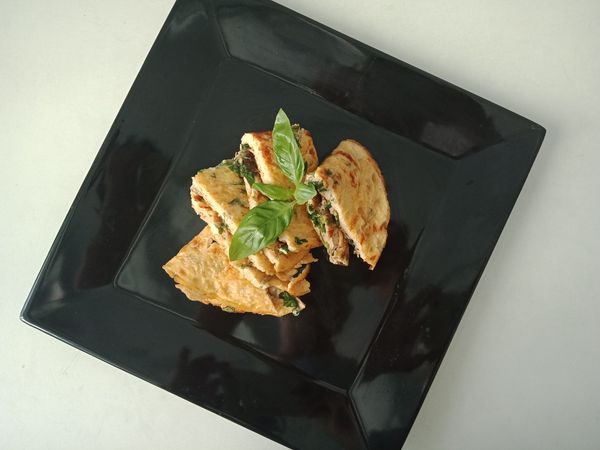 將蛋捲三折，後切成四塊擺盤，最後撒上白胡椒粉，淋上麻油增添香氣！