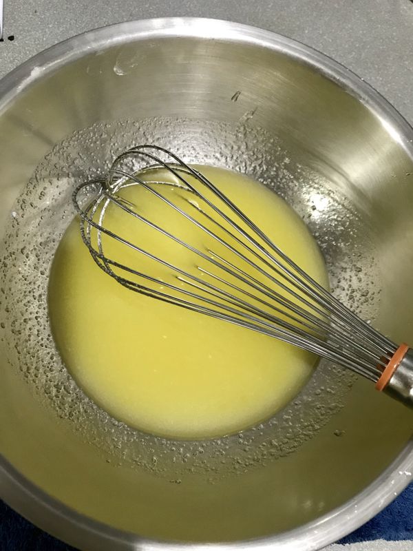 軟化的無鹽奶油拌入上白糖，用攪拌器拌到聽不到糖的聲音，再分2次拌入全蛋。