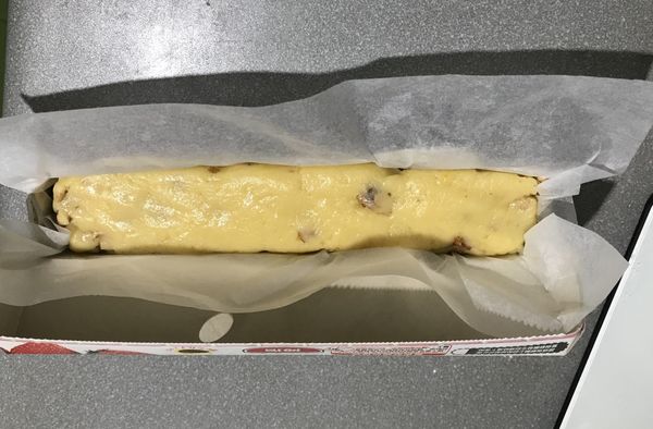 第二份麵糰，留100克塑成長方型，其餘加入10克巧克力粉，拌勻後先取100克塑成長方型，放冷藏30分鐘後各切成一半後，用蛋白塗在結合處，一白一黑交錯組合後放冷凍庫3小時以上。