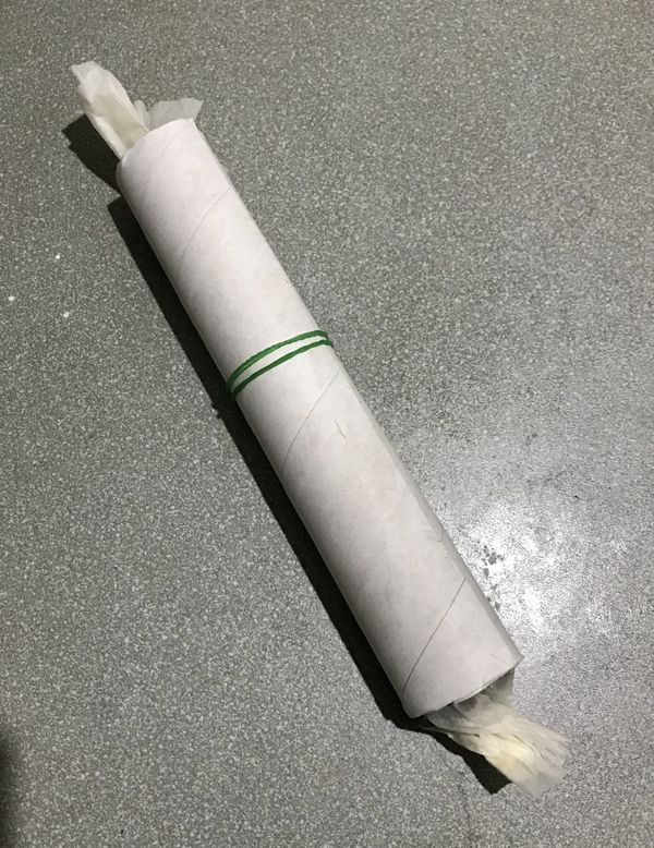 最後的200克巧克力麵糰拌入杏仁條後，放在烘焙紙上塑成圓柱型，可利用廚房紙巾捲軸調整大小，再綁上橡皮筋，冷藏30分後再冷凍3小時以上。