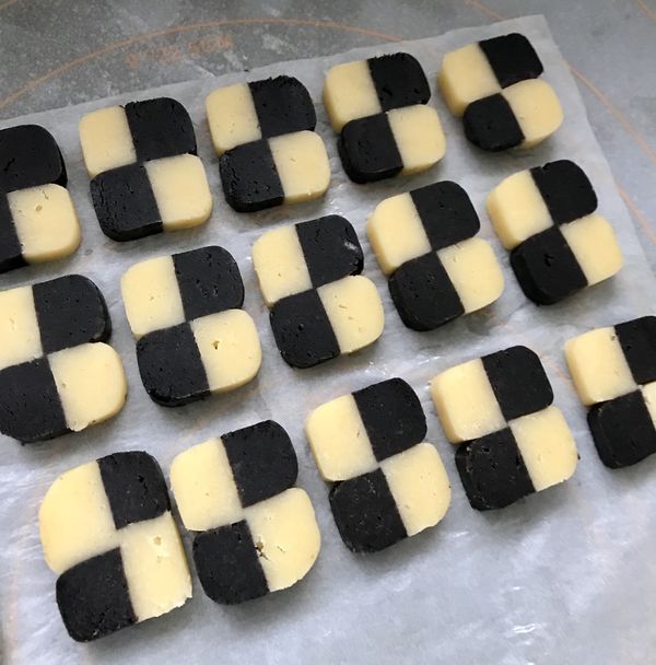 要烤餅乾前30分鐘，需拿出來退冰，再切成約0.5公分，烤箱預熱170度，烤15-20分鐘。