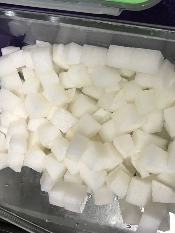 先將白蘿蔔削皮，切丁，放入玻璃容器