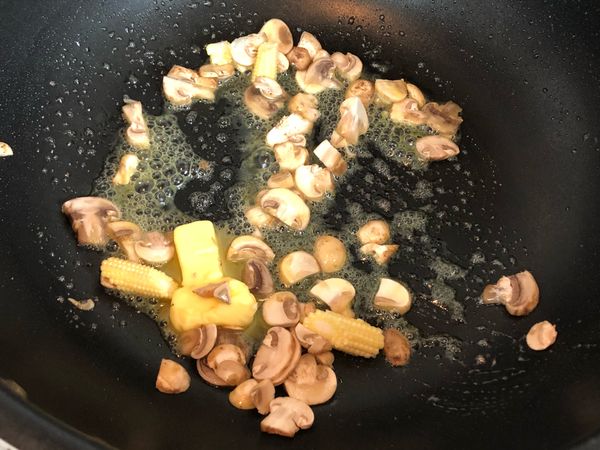 下蘑菇、玉米炒香