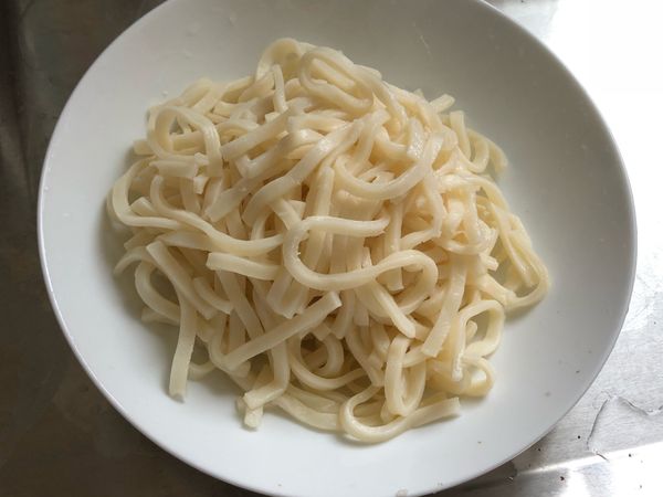 醬汁完成✅、淋上剛燙熟的鐵板麵即可！

或鐵板麵拌入醬汁也🉑️