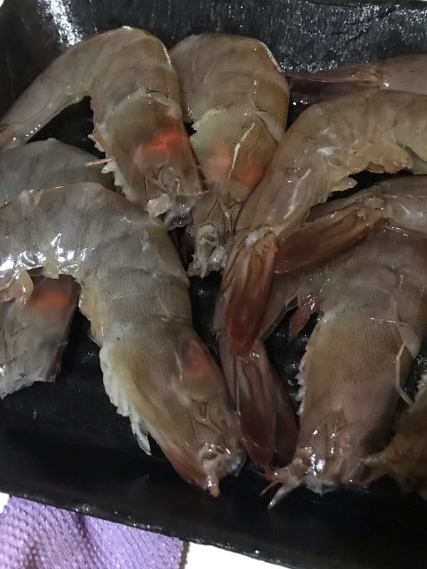 鮮蝦洗好去刺去腸泥備用