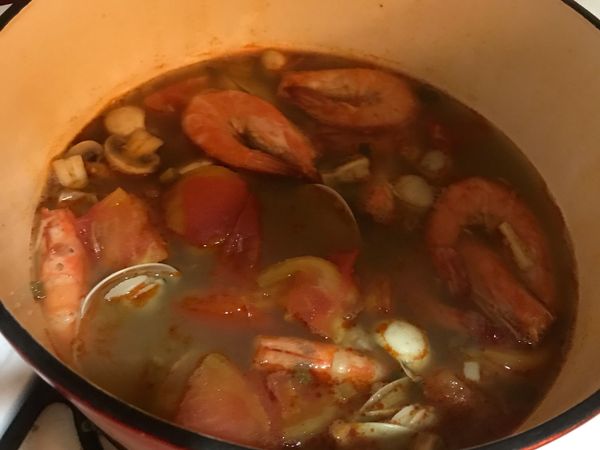 1.煮開一鍋水
2.入青蔥 辣椒 番茄 洋菇 薑煮出香味
3.加入調味包煮融化
4.入文蛤 鮮蝦
5.加入適量魚露
6.加入一顆檸檬