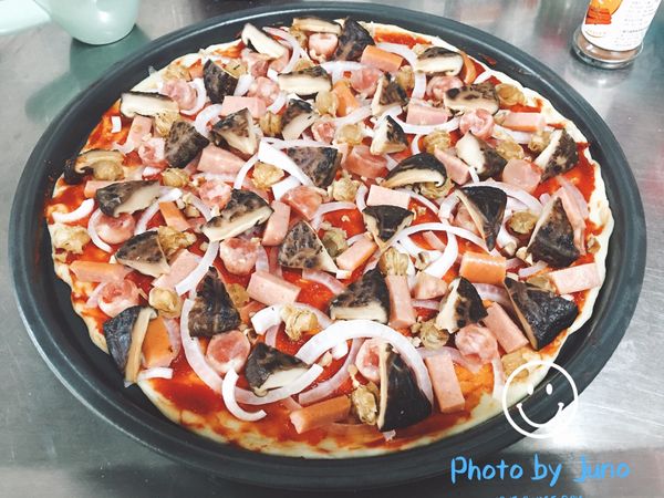 將所有餡料平均鋪在餅皮上，順序可自行調配，再灑上適量的調味料（請斟酌加入）