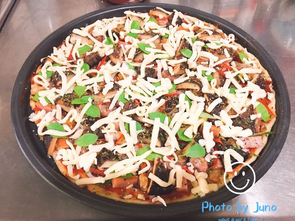 最後鋪上一層起司絲，若要有拉提起司的效果，要鋪滿一點。不喜歡厚實感的，像照片的量即可。