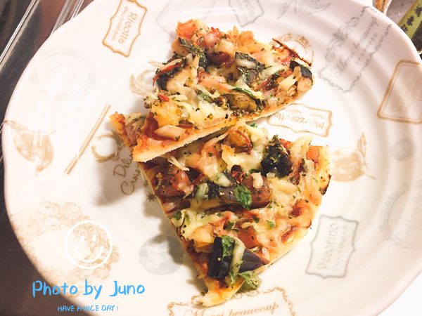 將烤盤取出，再灑上適量的起司，進烤箱再烤約5分鐘即可。（此步驟可省略，依各人口感），這樣就完成可口的薄餅披薩囉！ 因為朝天椒會辣，所以食用時就沒再撒辣椒粉。