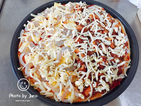 準備不同食材，可以一次做雙拼兩種口味喔！左邊是鳳梨蝦仁，右邊是烤肉火腿。