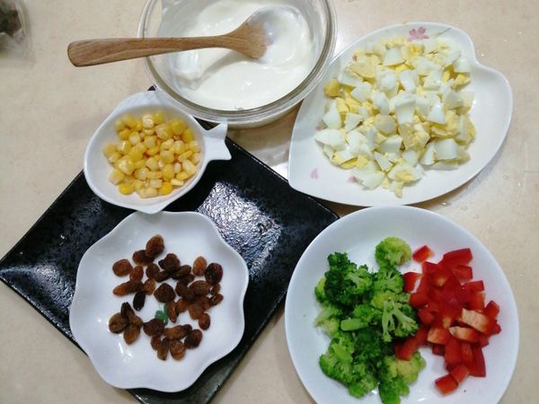 食材放入混合前，要將泡過冰水的花椰菜，甜椒的水份瀝乾，擦乾，再切成小塊狀，玉米粒一樣要瀝乾水份

水煮蛋煮熟後去殼，切成小塊（把蛋和冷水一起下鍋，水要淹過蛋，中火煮用15左右分鐘，取出泡冷水）