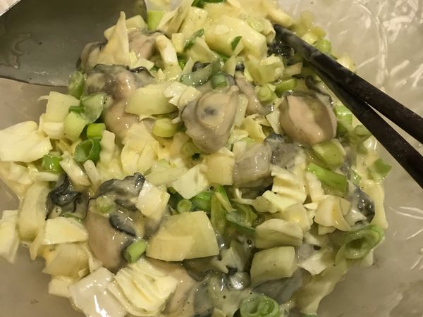 先把麵粉加雞蛋加太白粉調成粉漿，再把高麗菜、洋蔥、蔥 切成細末加入粉漿，最後再加入鮮蚵。