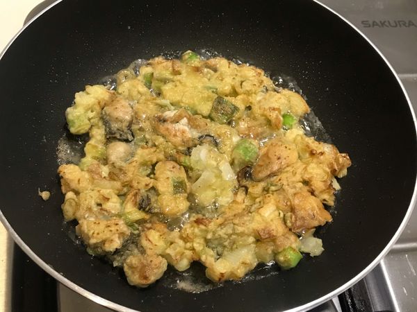 熱鍋加入油～再以小火煎熟即可