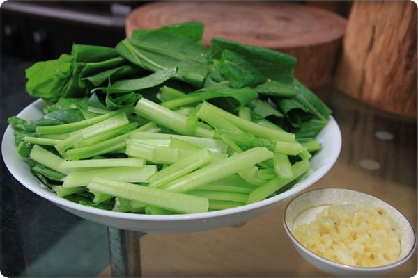 將油菜洗淨切段，蒜切末備用