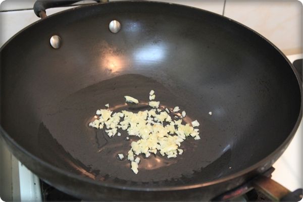 熱鍋放入適當沙拉油爆香蒜末