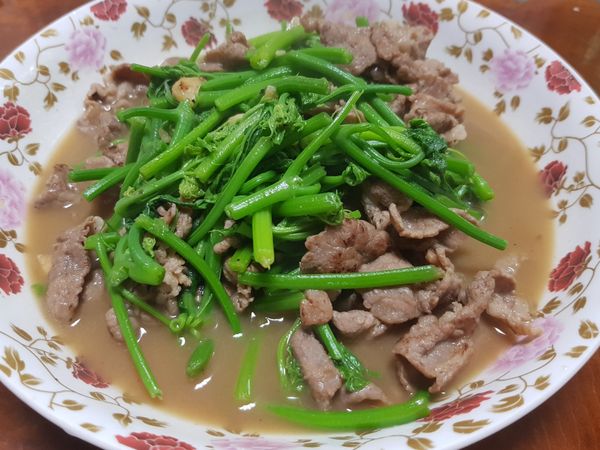 醃肉片30分

起油鍋下蒜頭炒香
下肉片炒半熟下龍鬚菜
加入一茶匙雞精粉

炒熟即可

我喜歡湯汁拌飯
所以湯汁多一些