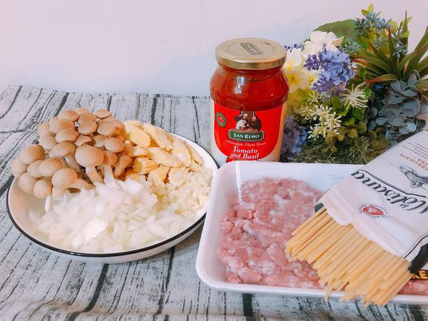 洋蔥切丁、蒜頭切末（切片也可以，蒜頭是好食物，為了讓孩子吃進去，我習慣切末）玉米筍切適當大小鴻禧菇撥開