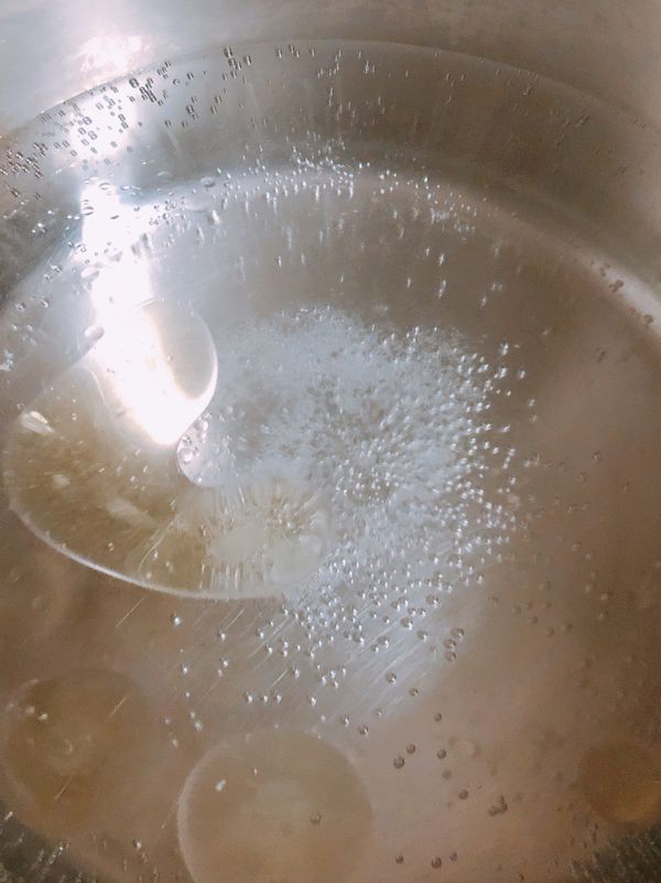 同時間，煮一鍋熱水，水滾後，放入2大匙的鹽（鹽一定要夠，麵才容易入味）及適量的橄欖油