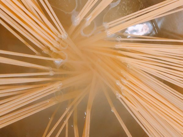 放入義大利麵，按包裝上的建議時間，煮至麵條9分熟