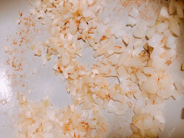 洋蔥炒至半透明狀時，加入蒜末拌炒