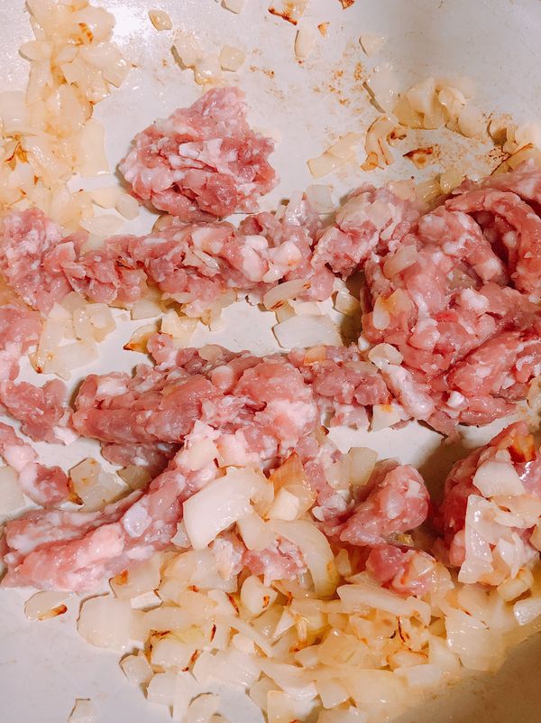 炒至蒜香出來後，加入絞肉