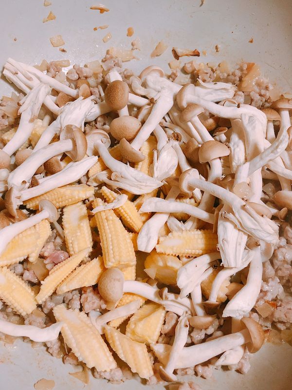 絞肉炒至微金黃色後，加入其他蔬菜拌炒（可以加自己喜愛的蔬菜）