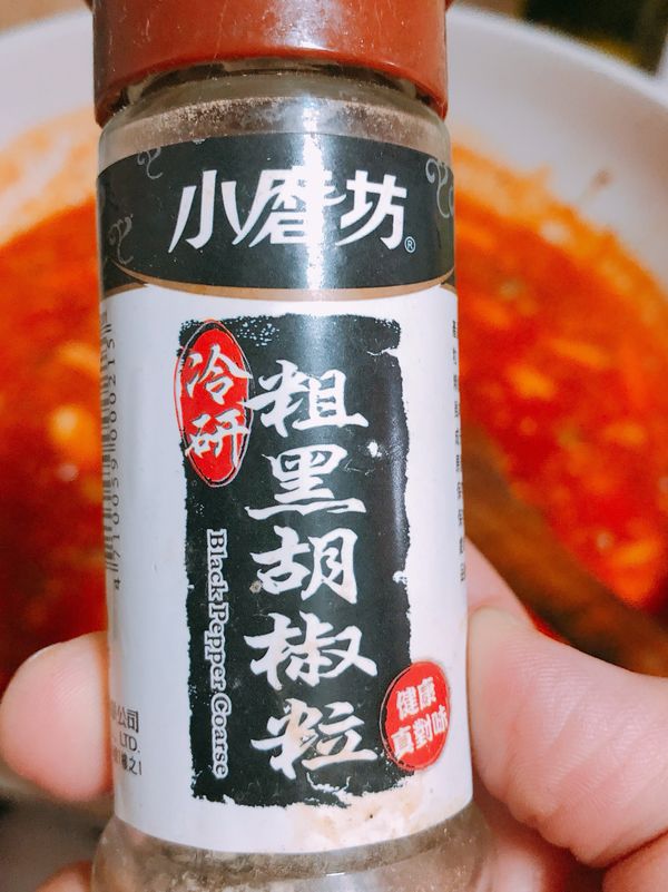 加入黑胡椒粒及適當的調味後，燉煮5分鐘左右，讓醬汁的味道融入至食材裡