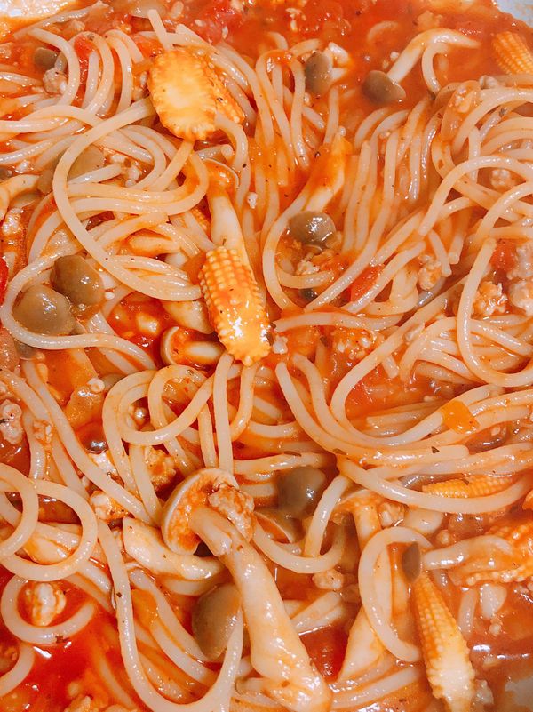 最後，放入煮好的義大利麵，與醬汁充分拌勻，再煮個3-5分鐘，就可以裝盤上桌囉！裝盤後可依個人喜好，曬上起司粉喔