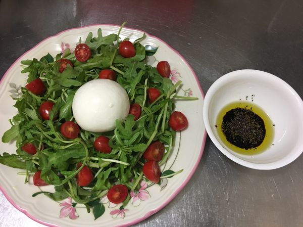 （1）芝麻葉洗乾淨，再用冷開水洗過，冰鎮一下，再擺入盤中。
（2）小蕃茄斜切對半，分散地放在芝麻葉上。
（3）松露布列塔乾酪從盒中拿出，直接放在盤中間。
（4）用一小碗，放入橄欖油、balsamico、鹽、黑胡椒粉，拌勻。