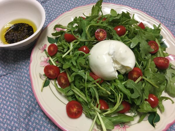 上桌時用刀子把松露布列塔乾酪切開。