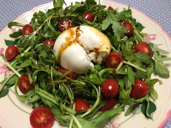 淋上油醋汁即可用刀叉享用此道料理～