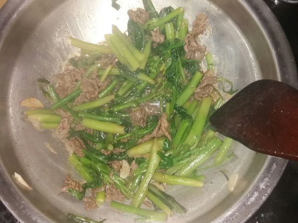 加入少許油把蒜頭牛肉爆香 等牛肉變粉嫩色了再加入芥藍 蓋上鍋蓋悶2分鐘再放香油