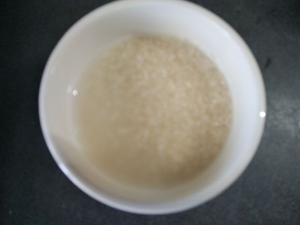 首先白米泡水30分鐘