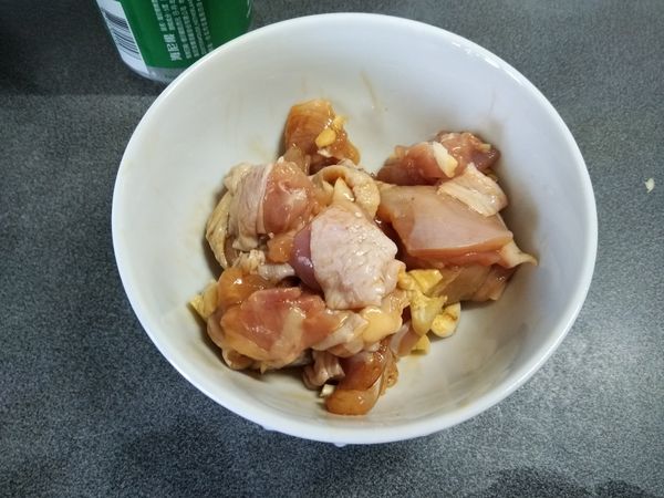 雞腿切塊加入醃料(少許醬油、胡椒粉、鹽)