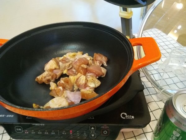 用中火的蒸煮功能起鍋，放入醃好的雞肉，注意雞皮要朝下