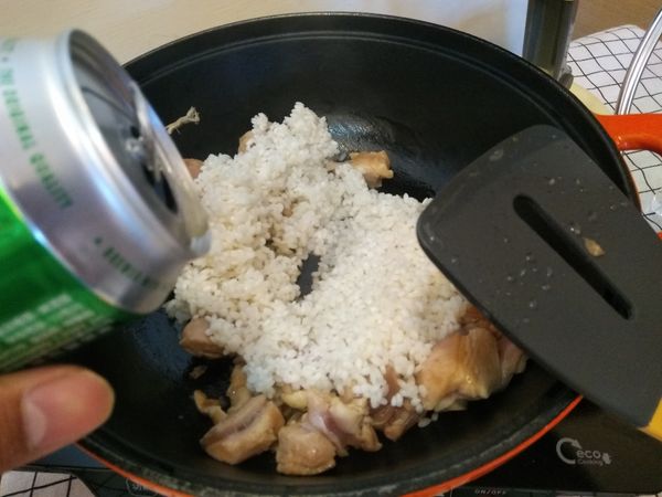 煎至金黃色時放入泡好的白米，然後倒入啤酒攪拌一下