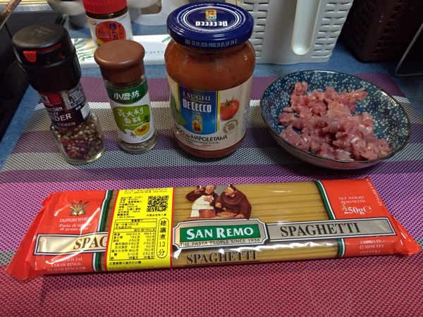 本次用了現成蕃茄羅勒醬，也可買自己喜愛的紅醬口味來煮，另備豬絞肉及胡椒粒，義式香料(可略)。