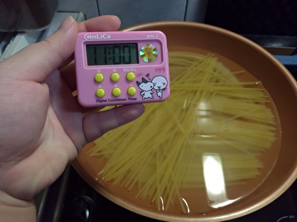 義大利麵通常要煮較久，可先備兩鍋一個煮麵，一個炒醬。各廠牌的麵條時間不太同，請參照外包裝說明。麵條一開始煮時加1匙鹽巴，才會有鹹味。